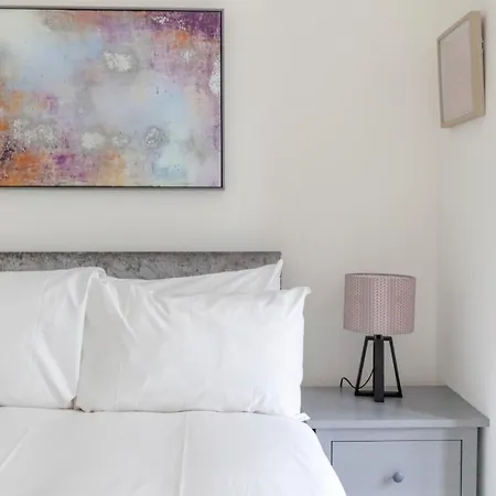 Beautifully Presented 2bd Flat Wpatio- Kensington * London