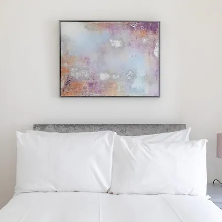 Beautifully Presented 2bd Flat Wpatio- Kensington Apartment