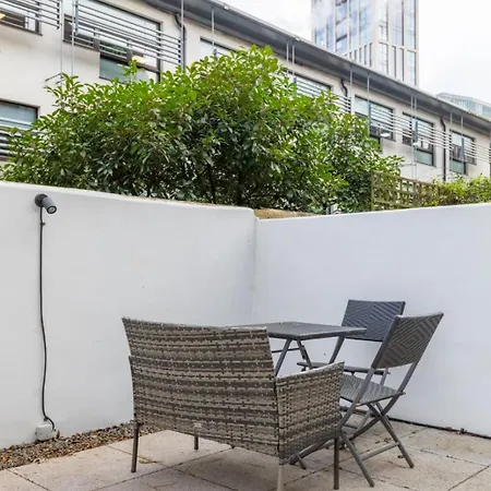 Apartment Beautifully Presented 2bd Flat Wpatio- Kensington *