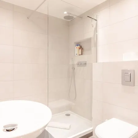Beautifully Presented 2bd Flat Wpatio- Kensington London