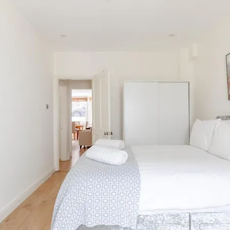Beautifully Presented 2bd Flat Wpatio- Kensington London