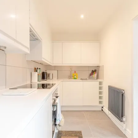 Beautifully Presented 2bd Flat Wpatio- Kensington * London