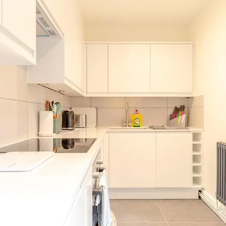 Apartment Beautifully Presented 2bd Flat Wpatio- Kensington *