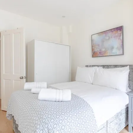 Beautifully Presented 2bd Flat Wpatio- Kensington Apartment *