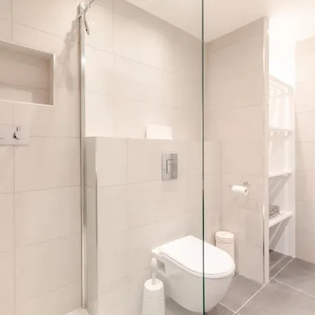 Beautifully Presented 2bd Flat Wpatio- Kensington * London