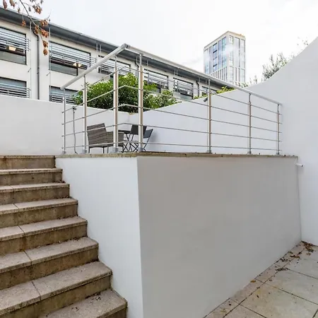 Apartment Beautifully Presented 2bd Flat Wpatio- Kensington *