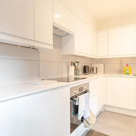 Beautifully Presented 2bd Flat Wpatio- Kensington Apartment London