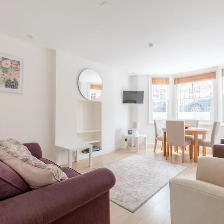 Beautifully Presented 2bd Flat Wpatio- Kensington *