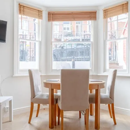 Beautifully Presented 2bd Flat Wpatio- Kensington * London