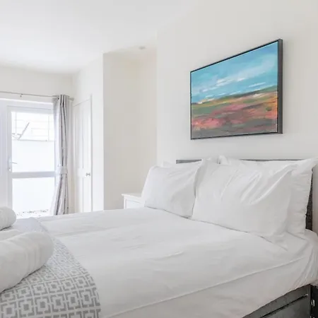 Beautifully Presented 2bd Flat Wpatio- Kensington Apartment London