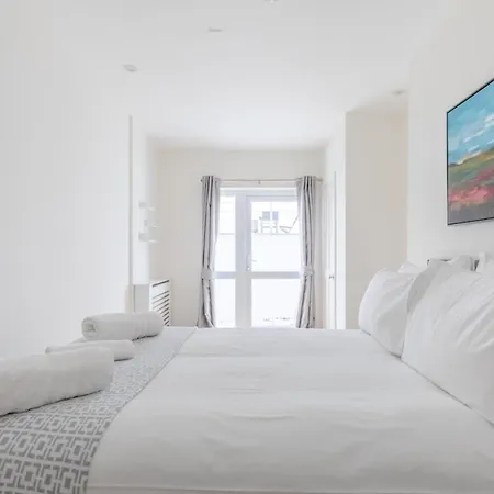 Beautifully Presented 2bd Flat Wpatio- Kensington