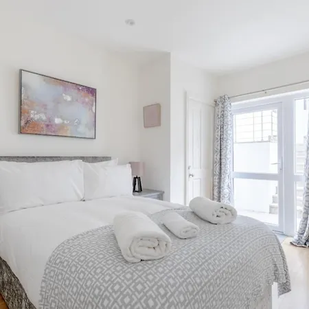 Beautifully Presented 2bd Flat Wpatio- Kensington *