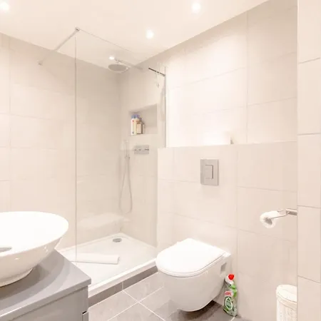 Beautifully Presented 2bd Flat Wpatio- Kensington