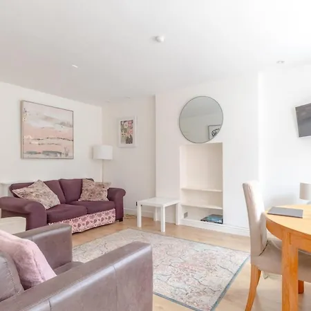 Beautifully Presented 2bd Flat Wpatio- Kensington Apartment