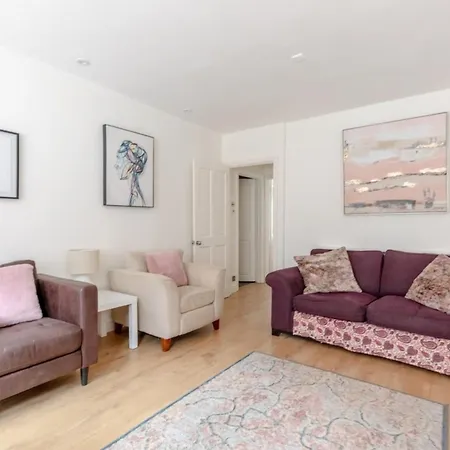 Beautifully Presented 2bd Flat Wpatio- Kensington
