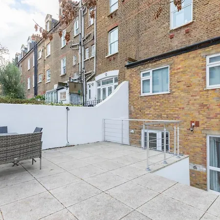 Beautifully Presented 2bd Flat Wpatio- Kensington Apartment London