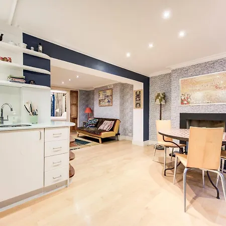 Guestready - Lower Ground Classic Near The Oval Apartment *