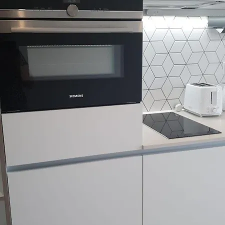 Stunning 1 Bed Studio Flat With Free Parking And Free Wifi In Capella Court Apartment *