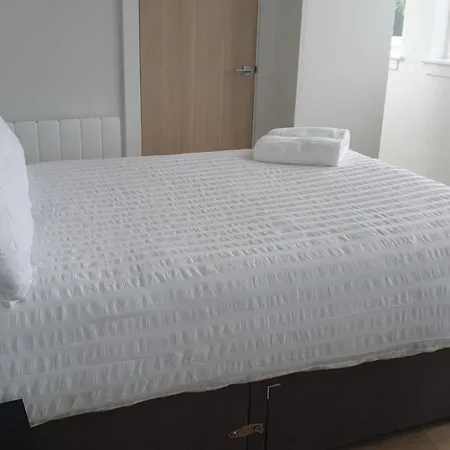 Stunning 1 Bed Studio Flat With Free Parking And Free Wifi In Capella Court * Purley