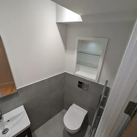 Stunning 1 Bed Studio Flat With Free Parking And Free Wifi In Capella Court *