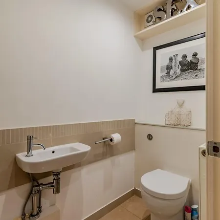 Holiday home Beautiful Three Bedroom House In West London