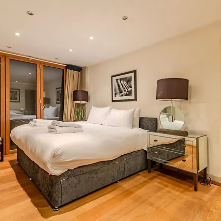 Beautiful Three Bedroom House In West Holiday home London