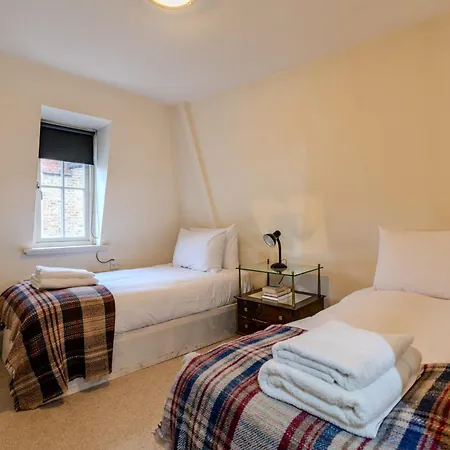 Beautiful Three Bedroom House In West * London
