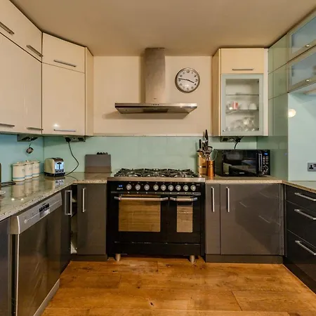 Beautiful Three Bedroom House In West * London