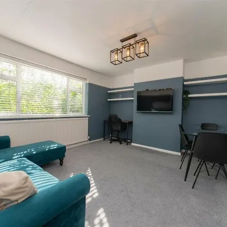 Vibrant & Stylish Mill Hill East Pad Hendon