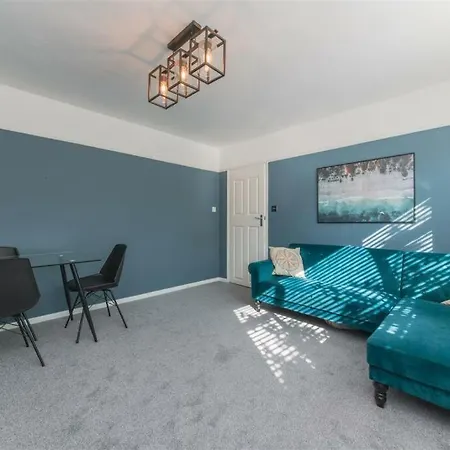 Vibrant & Stylish Mill Hill East Pad Apartment Hendon