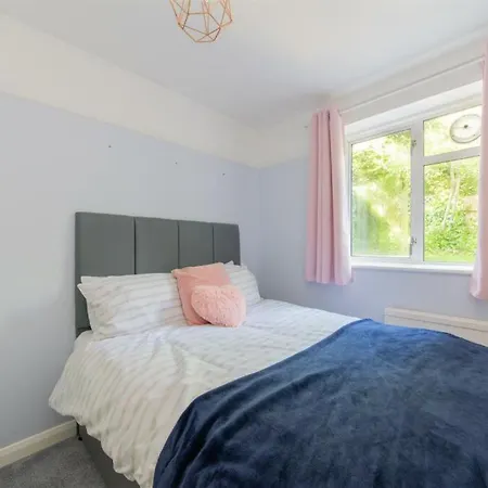 Vibrant & Stylish Mill Hill East Pad *