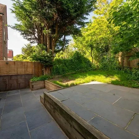 Vibrant & Stylish Mill Hill East Pad דירה