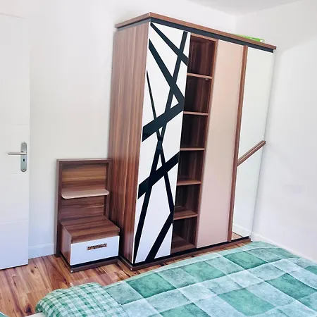 House With Garden & Bbq Homestay Edmonton