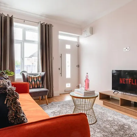 Cute, Stylish House W/ Fast Wifi * Streatham Vale