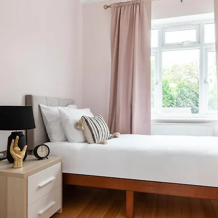 Cute, Stylish House W/ Fast Wifi * Streatham Vale