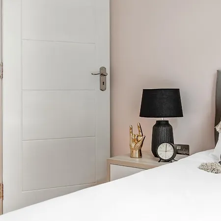 Cute, Stylish House W/ Fast Wifi Streatham Vale