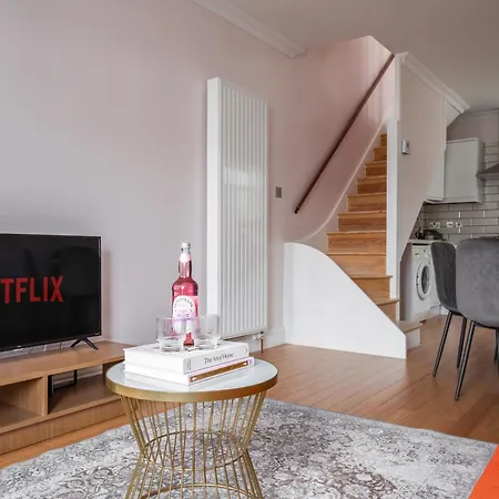 Cute, Stylish House W/ Fast Wifi * Streatham Vale