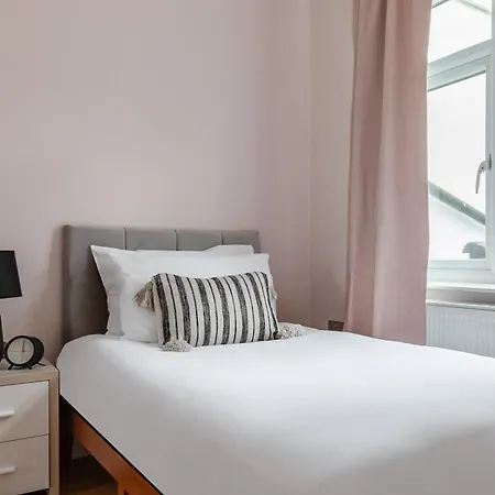 Cute, Stylish House W/ Fast Wifi *