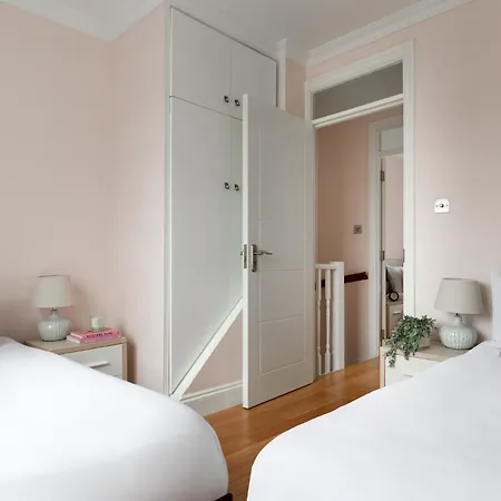 Cute, Stylish House W/ Fast Wifi Apartment *