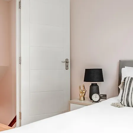 Cute, Stylish House W/ Fast Wifi Streatham Vale