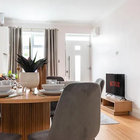 Cute, Stylish House W/ Fast Wifi Streatham Vale