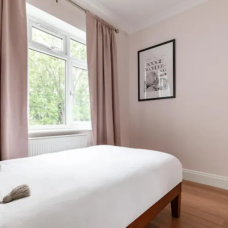 Cute, Stylish House W/ Fast Wifi Streatham Vale