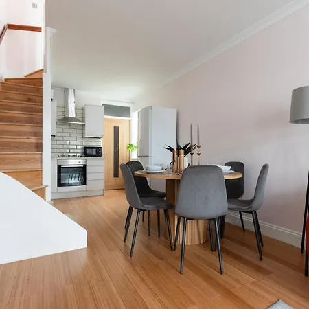 Cute, Stylish House W/ Fast Wifi Apartment