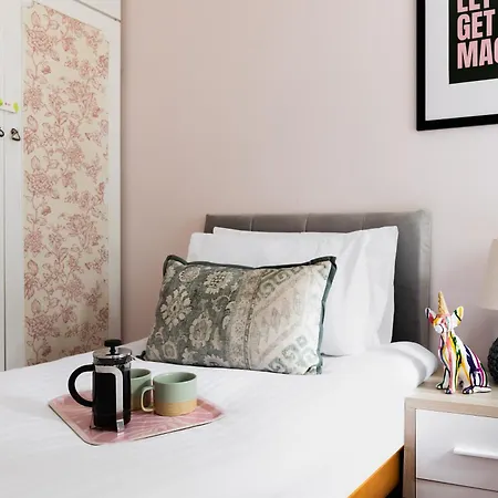 Cute, Stylish House W/ Fast Wifi Apartment *