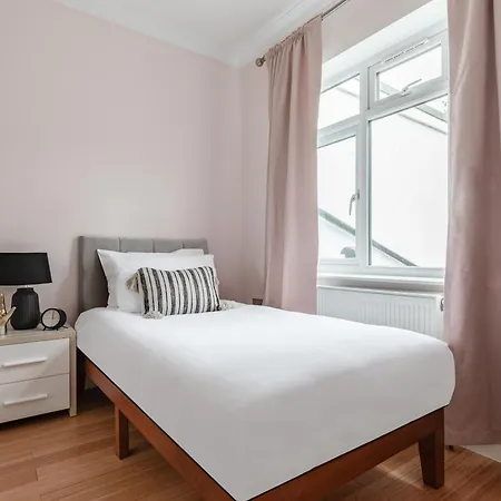 Cute, Stylish House W/ Fast Wifi * Streatham Vale