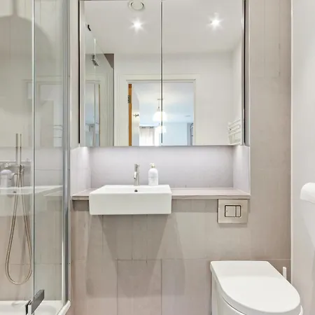 Beautiful Large 3 Bed 2 Bath Flat In Stratford Apartment *