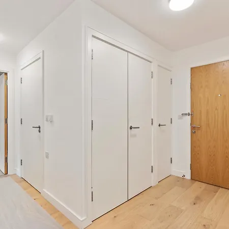 Beautiful Large 3 Bed 2 Bath Flat In Stratford * London