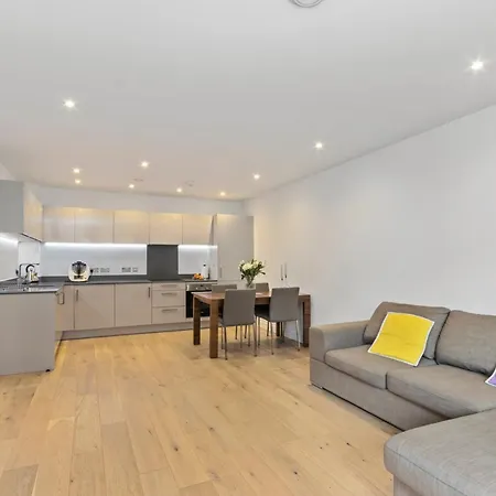Beautiful Large 3 Bed 2 Bath Flat In Stratford