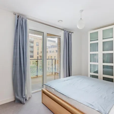 Beautiful Large 3 Bed 2 Bath Flat In Stratford Apartment *