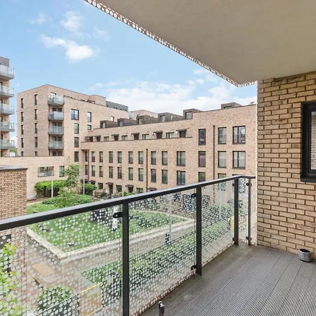Beautiful Large 3 Bed 2 Bath Flat In Stratford
